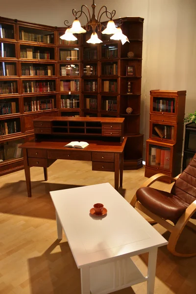 Biblioteca em casa — Fotografia de Stock