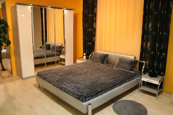 Спальня з дзеркальною шафою — стокове фото