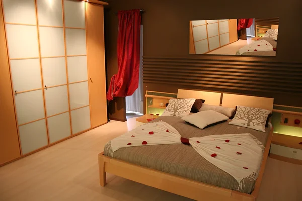 Dormitorio de madera con armario blanco —  Fotos de Stock