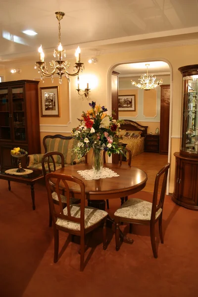 Ouderwetse woonkamer met antieke meubelen — Stockfoto © mikolajn ... Ouderwetse woonkamer met antieke meubelen — Stockfoto © mikolajn ...