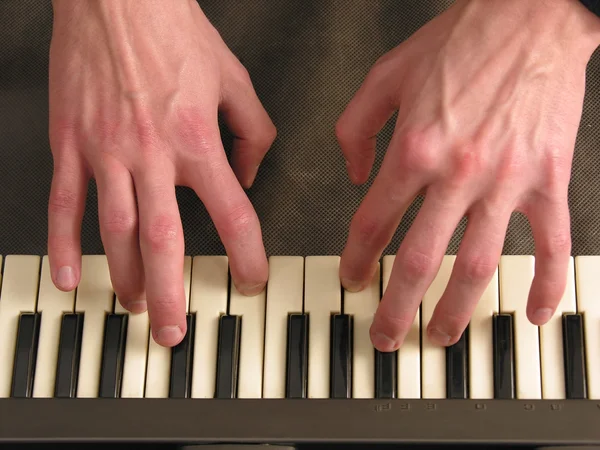 Handen op piano — Stockfoto