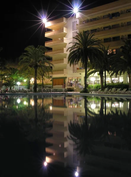 Tropikalny hotel noc — Zdjęcie stockowe