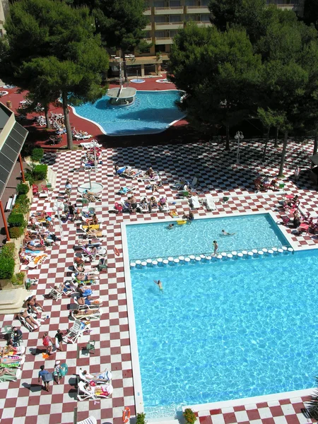 Tropikal hotel havuz — Stok fotoğraf