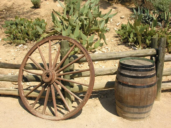 Βαρέλι και παλιά στέγει桶和老轮 — Φωτογραφία Αρχείου