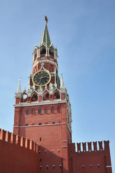 Кремлинская башня с часовой москвой — стоковое фото