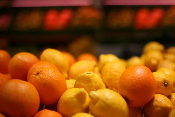 Λεμόνι πορτοκάλι στο κατάστημα — Φωτογραφία Αρχείου