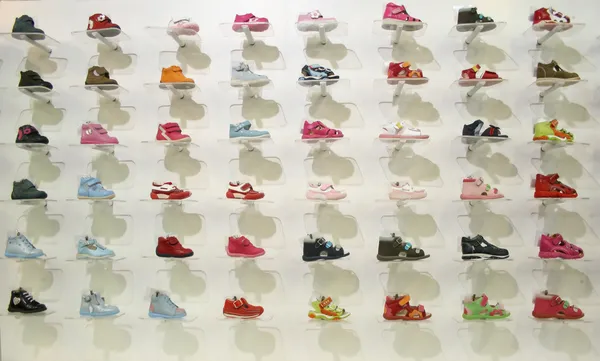 Barn skor i butik — Stockfoto