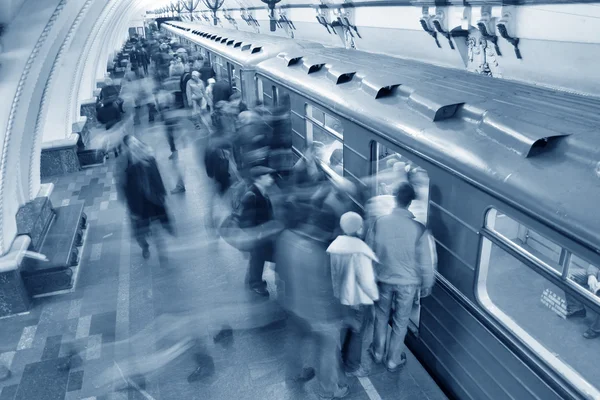 Blauwe metrolijn menigte — Stockfoto