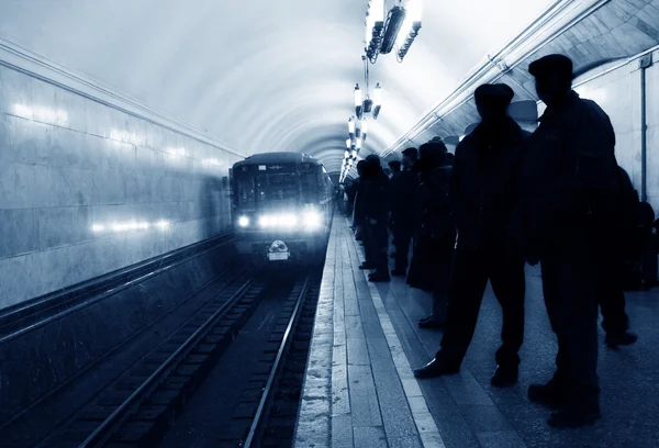 Tren subterráneo de llegada — Foto de Stock