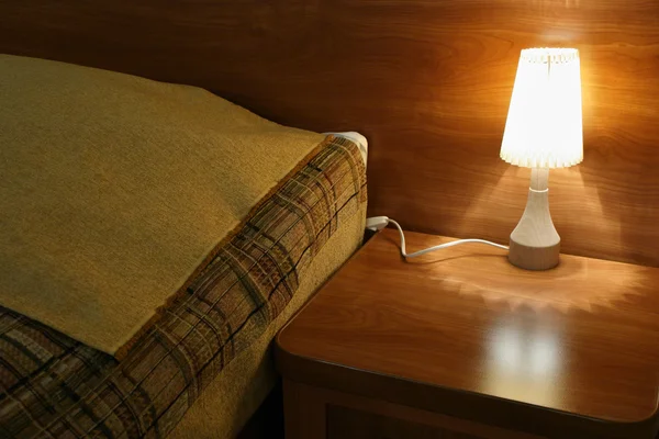 Hotellin sänky lamppu — kuvapankkivalokuva