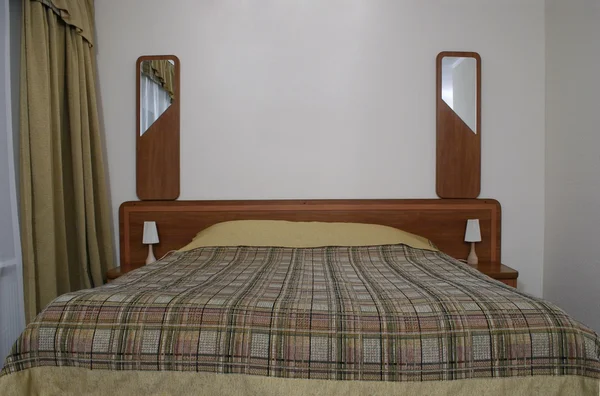 Hotel kamer bed — Stockfoto