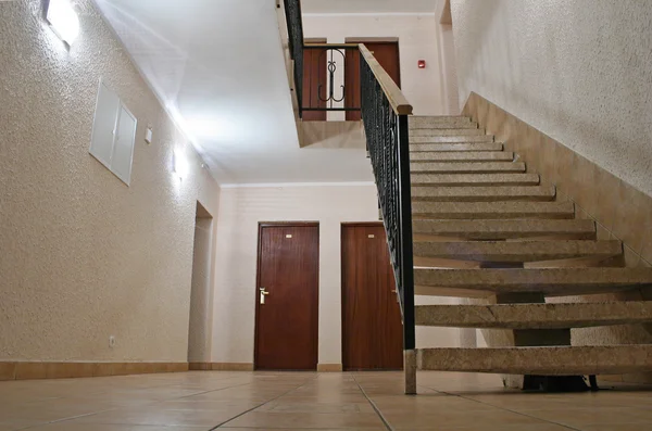 Место отдыха на лестнице отеля — стоковое фото