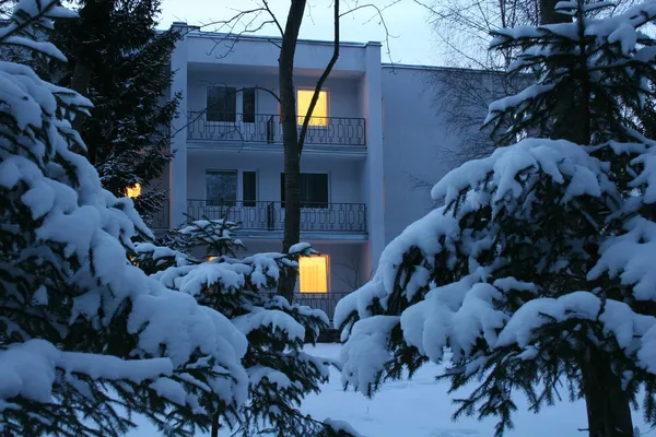 Maison d'hiver soir — Photo