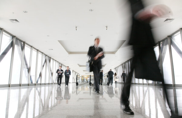 движущаяся толпа в коридоре 2
