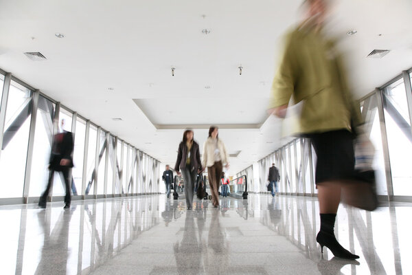 движущаяся толпа в коридоре
