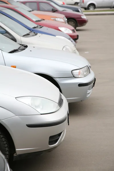 Auto 's op de parkeerplaats — Stockfoto