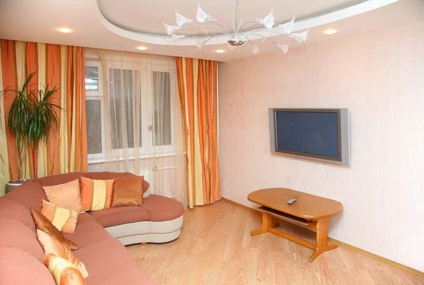 Interior con sofá y tv plazma plana —  Fotos de Stock
