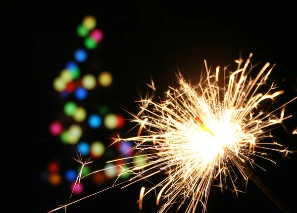Sparkler e árvore de Natal — Fotografia de Stock