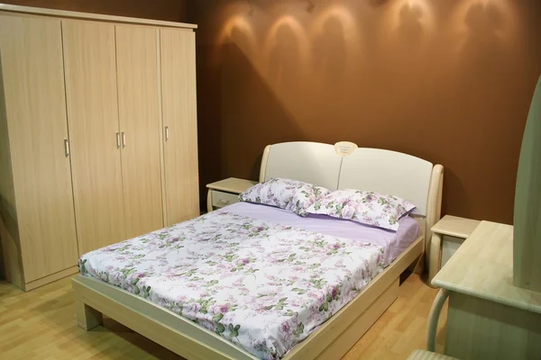 Schlafzimmer aus Holz — Stockfoto
