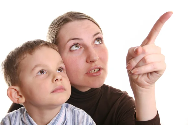 Мать показывает сыну пальцем — стоковое фото