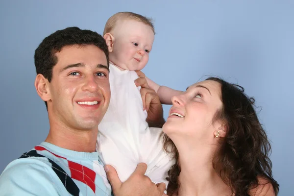 Семья с ребенком — стоковое фото