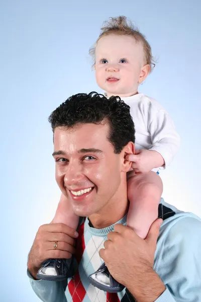 Bambino sulle spalle dei padri — Foto Stock