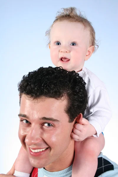Ребенок на плечах отцов 2 — стоковое фото