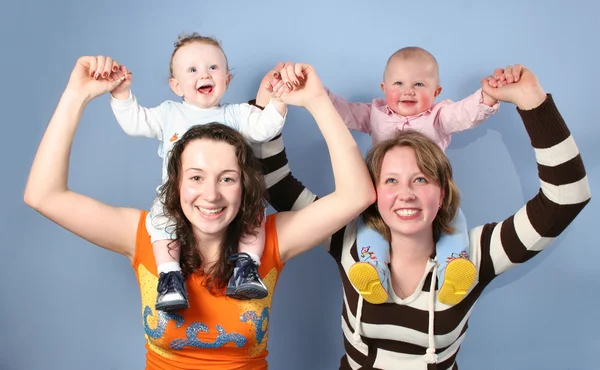 Bebês nos ombros das mães — Fotografia de Stock
