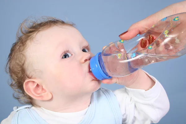 Bebê beber água — Fotografia de Stock