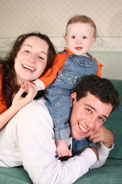 Rodzina z dzieckiem na kanapie — Zdjęcie stockowe