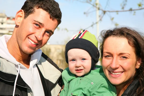 Família com rostos de bebê — Fotografia de Stock