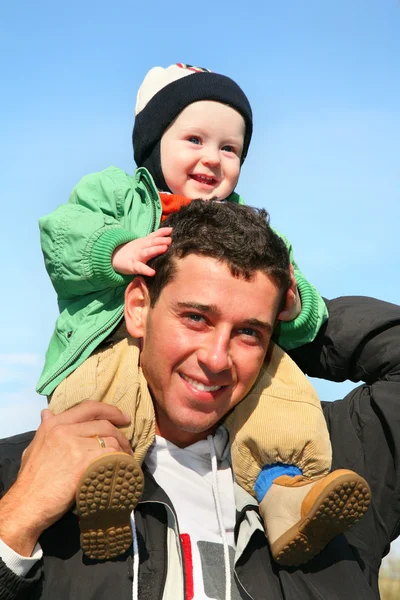 Bebé sobre los hombros del padre —  Fotos de Stock