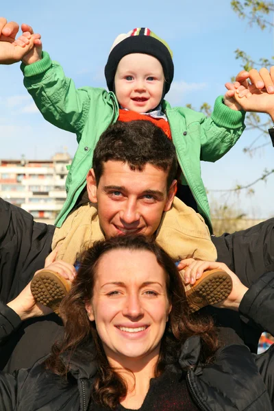 Семья с ребенком на плечах — стоковое фото