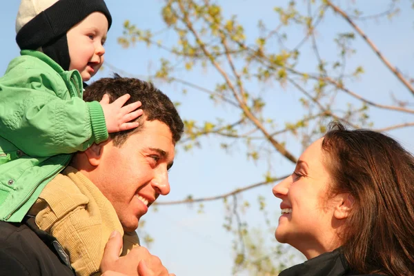 Familie mit Baby auf Schultern 2 — Stockfoto