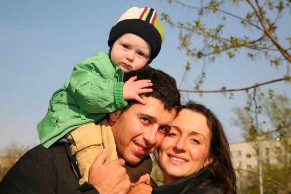 Family with baby on shoulders 3 — Stock Photo, Image