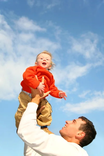 Baby in sky on fathers hands — Stock Photo, Image