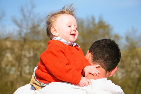 Dziecko, na ramieniu ojca — Zdjęcie stockowe