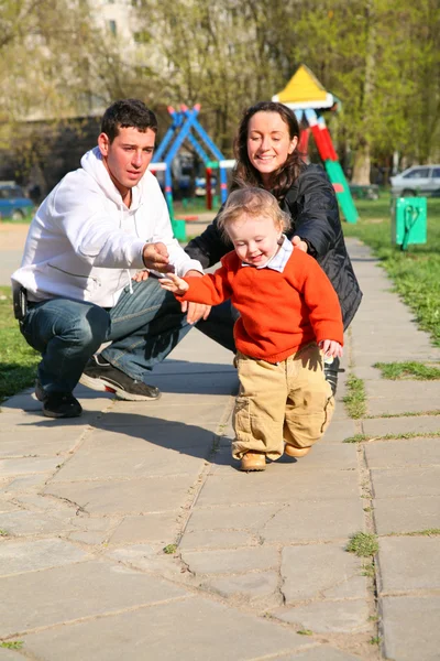 Семья с ребенком во дворе 2 — стоковое фото