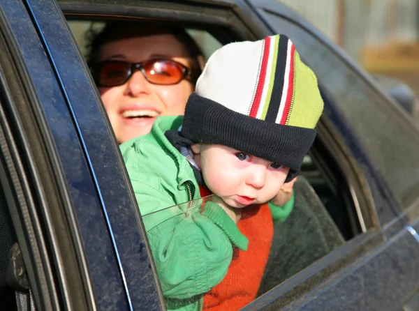 Mother with baby in car — Stock Photo, Image