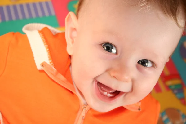 Glimlach babyjongen met tand — Stockfoto