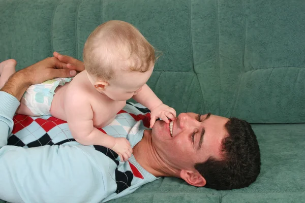 Vader met baby op sofa — Stockfoto