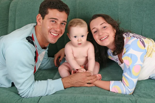 Famiglia con bambino sul divano — Foto Stock
