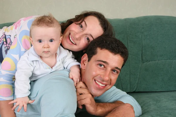 Семья с ребенком на диване 2 — стоковое фото