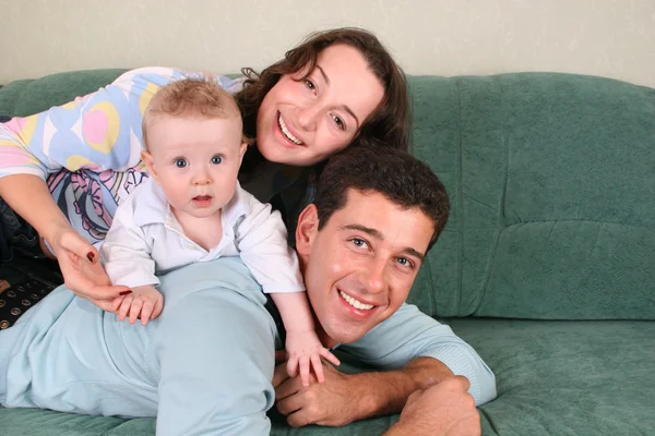 Familia con bebé en sofá 3 — Foto de Stock