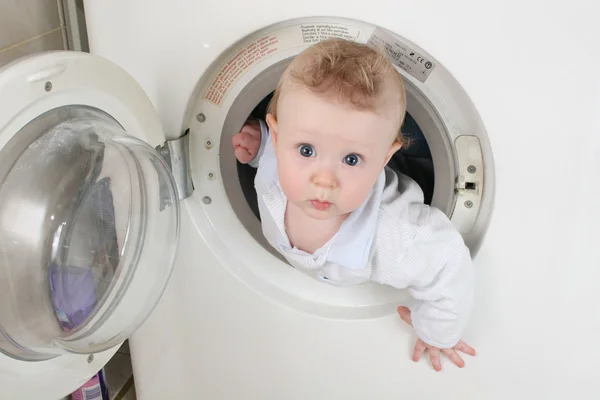 Zuivere baby van wasmachine — Stockfoto