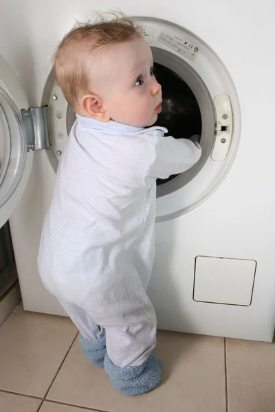 Дитина з пральна машина — стокове фото