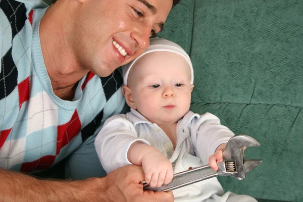 Отец с ребенком с удлиненным ключом — стоковое фото