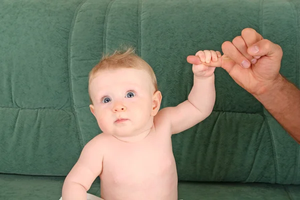 Baby met vaders vinger — Stockfoto