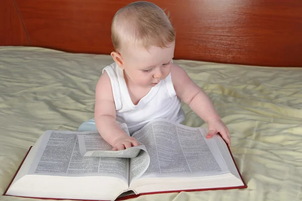 Bebê com livro — Fotografia de Stock
