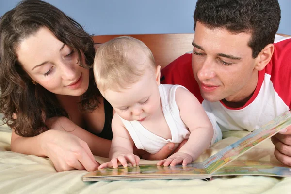 Семья с ребенком читать книгу 2 — стоковое фото